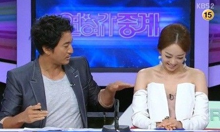 韩国女主播着开胸装主持 男搭档:天太热吗