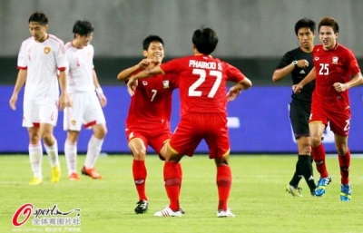 中国足协、男足队员为1:5惨败泰国队致歉(组图