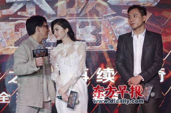 《警察故事2013》昨天在沪举行发布会,主演成龙(左),景甜(中),刘烨(右