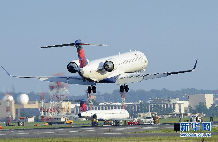 美国华盛顿里根国家机场一架飞机冲出跑道降落