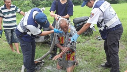 消防员救出老翁后为他冲洗。图自台媒