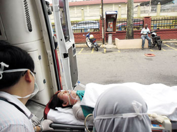 伤者被火严重灼伤，昏迷不醒，随后被转送至槟城中央医院抢救。
