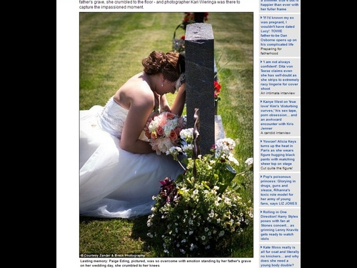 一位美国新娘在前往婚礼圣坛前，先到父亲长眠的墓地致意，身穿白纱的新娘克制不住悲伤，依偎墓碑跪倒。图自台湾“中央社”