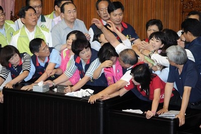 台"立法院"25日召开第3会期临时会第2次会议,国民党及民进党"立委"一