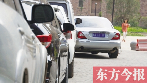 郑州市民停车被划找缺德人 竟是停车不规矩酿