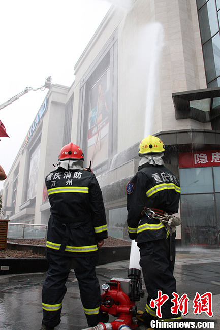 重庆举行消防演习 两千人3分钟火场大撤离(高清组图)
