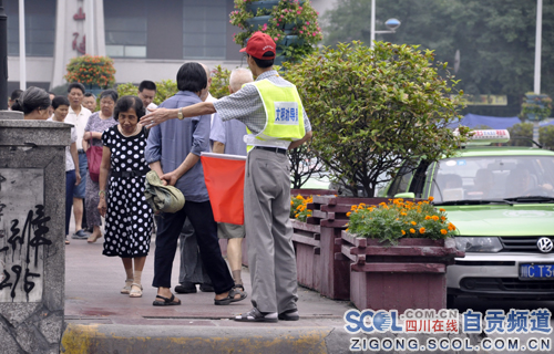 自贡88名文明交通劝导员走上街头"劝导文明(组图)四川在线自贡频道