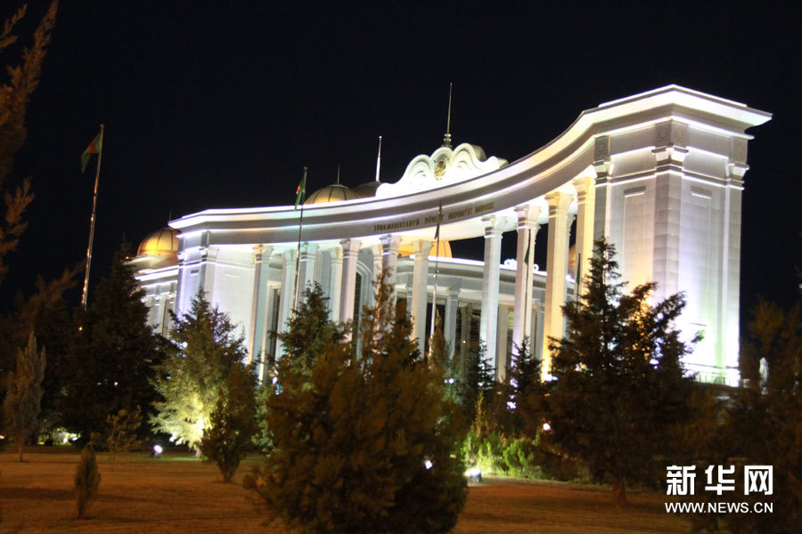 高清土库曼斯坦首都阿什哈巴德美丽夜景图