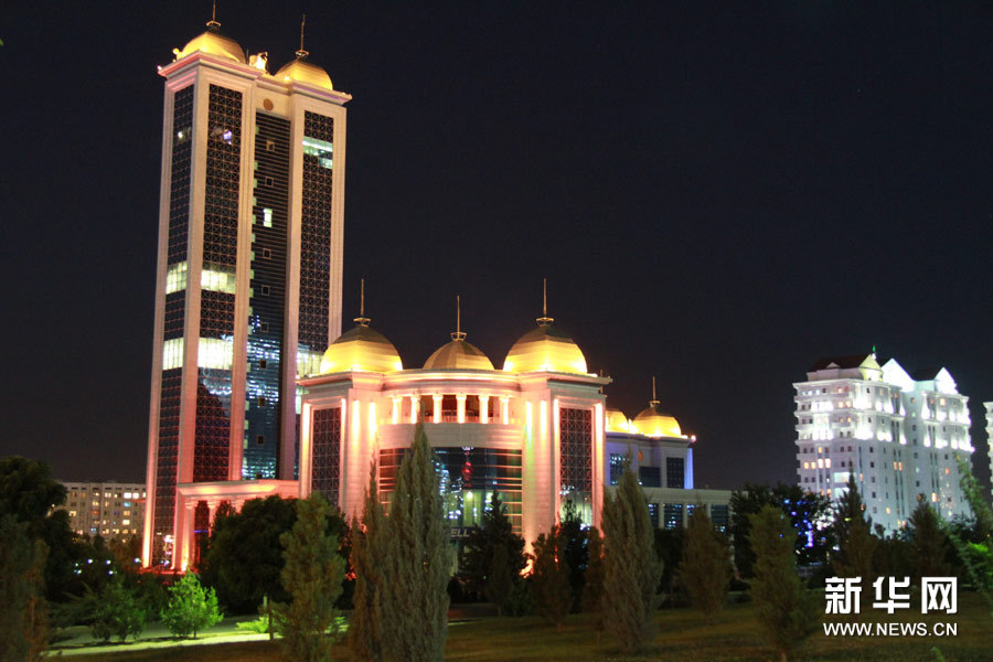 高清:土库曼斯坦首都阿什哈巴德美丽夜景(图)