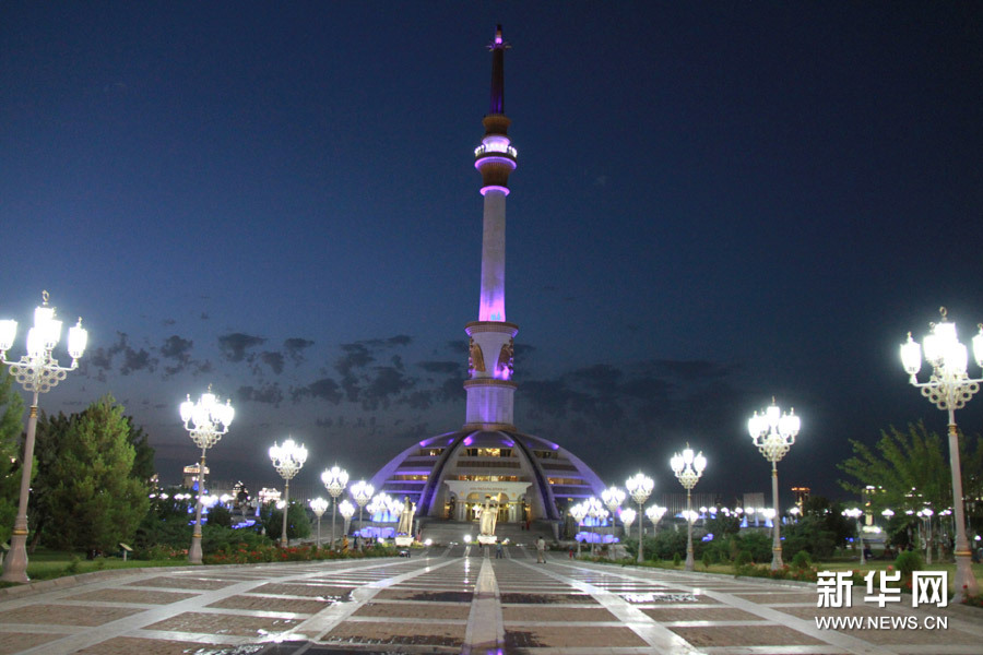 高清:土库曼斯坦首都阿什哈巴德美丽夜景(图)