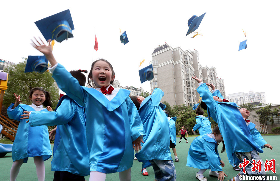 安徽一幼儿园举行毕业礼 小童放飞希望\/图