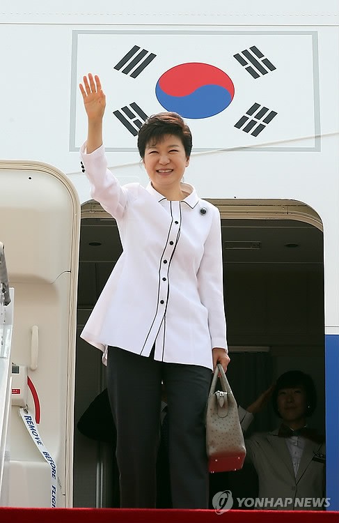 图注：朴槿惠开启访华之旅，向到机场送行的人群挥手致意