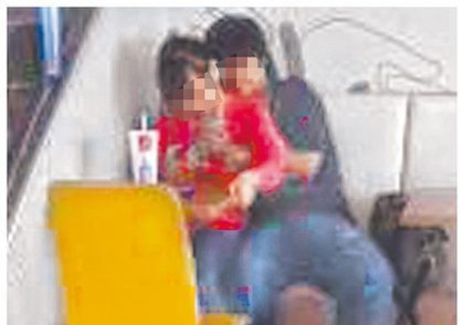 抓奶龙爪,影片中男生在座位上抱着女生抓奶(图片来自台媒)