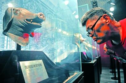 市民参观在嘉定博物馆新馆展出的圆明园兽首铜