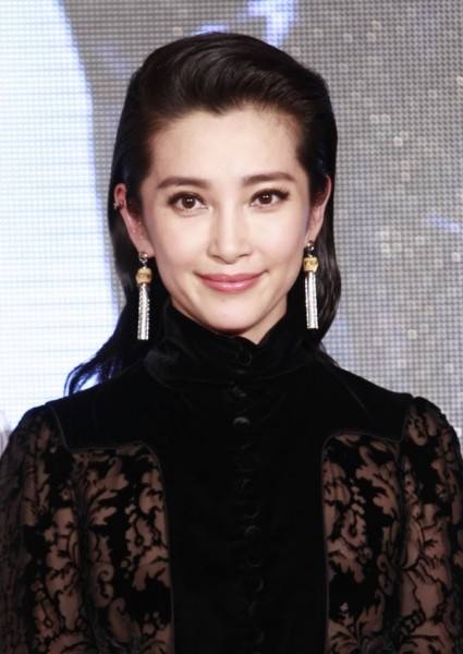 但想达到尖脸效果,只有借助整容或者修图,整容不好说,图是肯定修过的。
