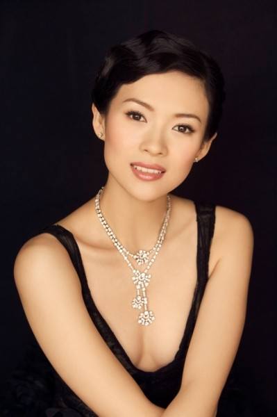 许多化妆师都对其赞不绝口,认为从哪个角度拍摄都很完美,而旧照与现在差别不大,应该是天生丽质!