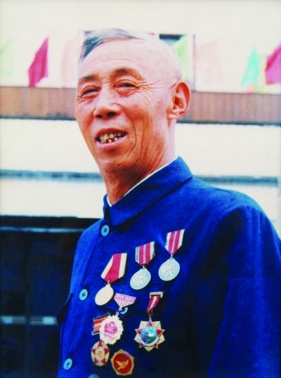 孙明芝和他的勋章。孙维提供
