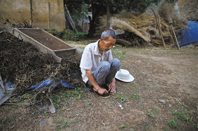 6月3日，安徽颍上县新集镇，67岁的李良如。他2011年查出食道癌。新京报记者 周岗峰 摄