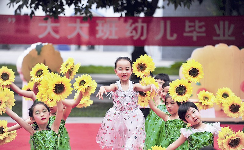 幼儿园毕业礼师生惜别掉泪(图)