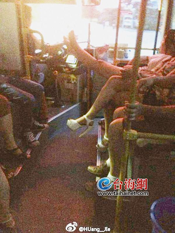网友微博晒出不雅图+公交司机开车摸女子腿(图