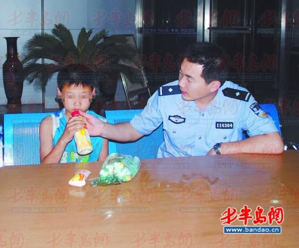 民警正在照顾小强。
