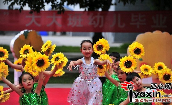 乌鲁木齐市一幼儿园毕业礼 师生惜别掉泪(图)