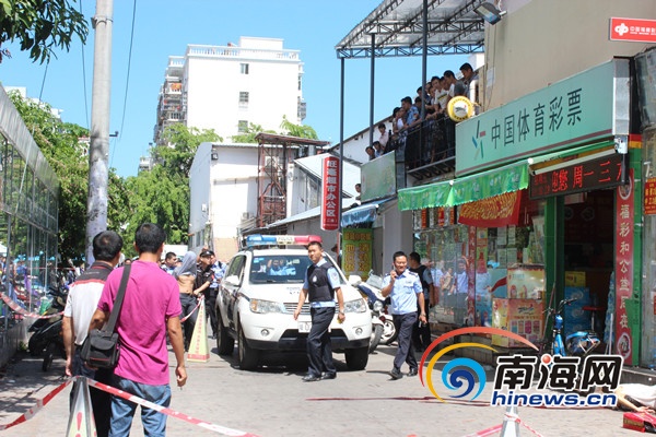 民警将嫌疑人押上警车(南海网记者马伟元摄)