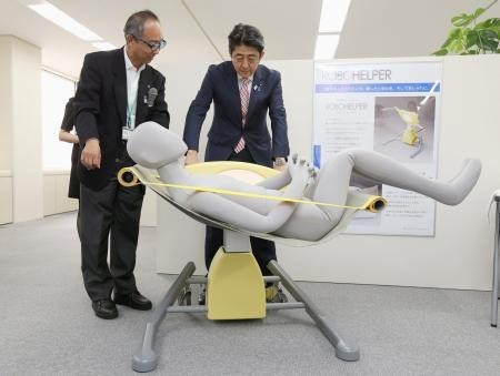 日本首相安倍晋三6月28日下午视察了大阪市中央区的医疗介护用机器人制造商。
