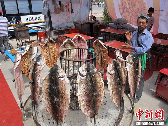 喀什噶尔美食节上烤鱼香气(图)