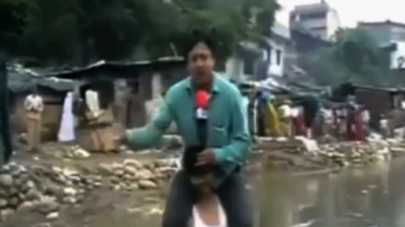 高清:印度记者骑灾民报道洪灾被批太荒唐(组