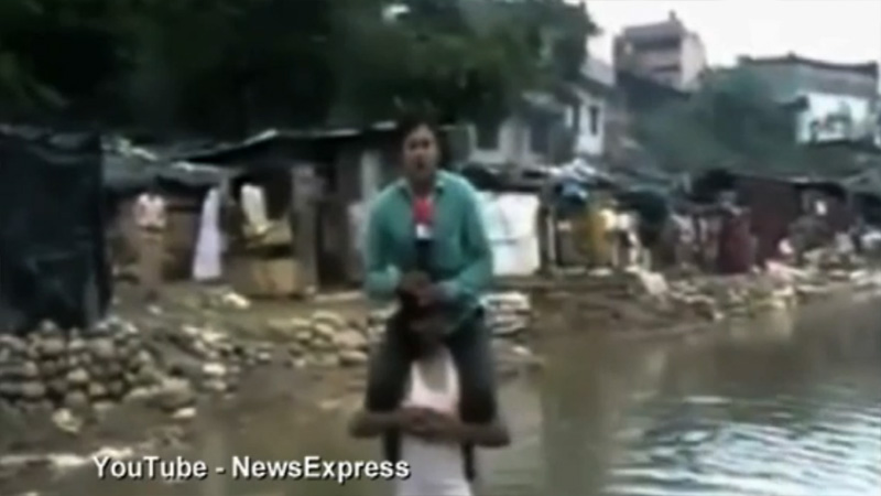 高清:印度记者骑灾民报道洪灾被批太荒唐(组