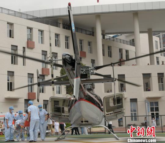 28日粤西地区目前最大的广东肇庆市第一人民医院正式开通航空急救航线并举行首次演练。图为“病人”从机上抬下。　黄耀辉　摄
