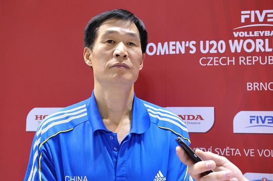 图文:女排世青赛中国3-0俄罗斯教练徐建德