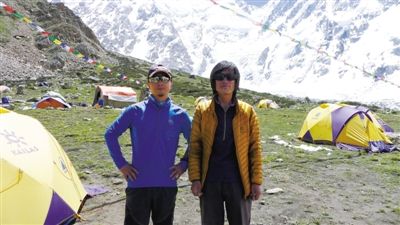 事发前三天,即6月20日,张京川左和杨春风右在事发地的合影。张京川供图