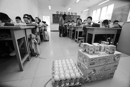 陕西蛋奶工程遇尴尬:小学生吃腻煮鸡蛋偷着扔 贷款 第1张-贝它财经 从2009年秋季开学起,陕西省十一个市(区)为义务教育阶段学生启动了“蛋奶工程”。但因为天天都吃煮鸡蛋,西安城东一所小学五年级的班主任李老师说,每天都有学生将鸡蛋偷偷扔掉。
