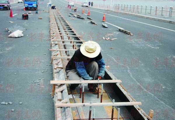 养马岛大桥的安全隔离带正在建设中.(通讯员供图)