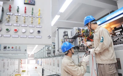27日,技术人员在扬州土桥村为智能变电站做投运前设备调试.