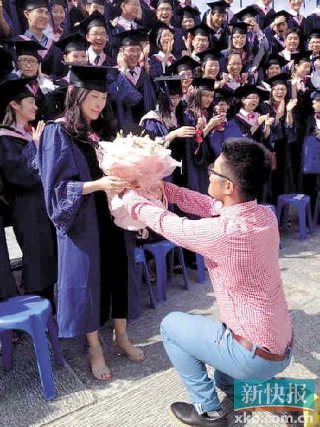 广东财经大学(原广东商学院)毕业典礼上演了一场浪漫的求婚,"新郎"