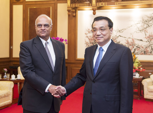 2013年6月28日，国务院总理李克强在钓鱼台国宾馆会见来华举行中印边界问题特别代表第16次会晤的印度国家安全顾问梅农。
