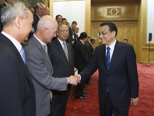 2013年6月28日，国务院总理李克强在人民大会堂会见来华出席“第三届全球智库峰会”的外方代表并同他们进行座谈。