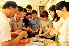 毕业会餐主题是“包饺子”,老师和学生们其乐融融。王鲁坤 摄
