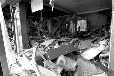 店内设施均被炸毁，场面一片狼藉。京华时报记者谭青摄/视频