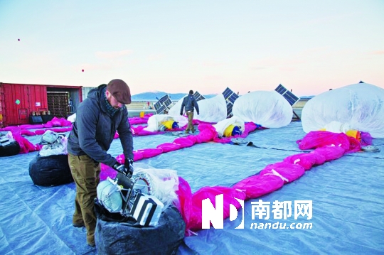 工作人员在给热气球充气。