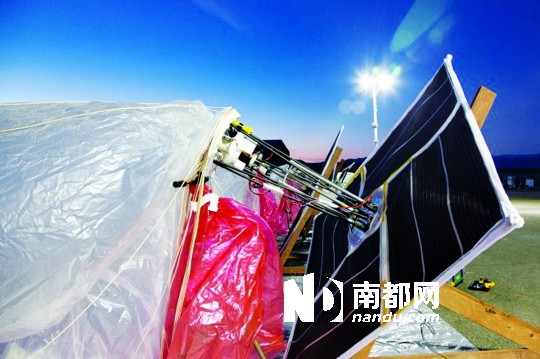 热气球上携带的太阳能板。