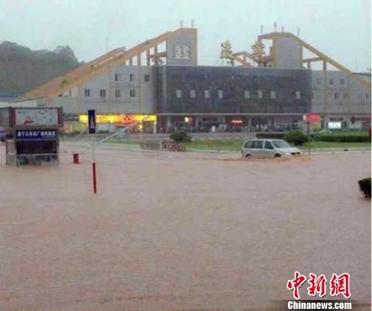 遂宁火车站外积水严重。 网友提供 摄