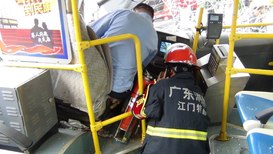 江门一辆公交车追尾造成乘客5人轻伤1人重伤