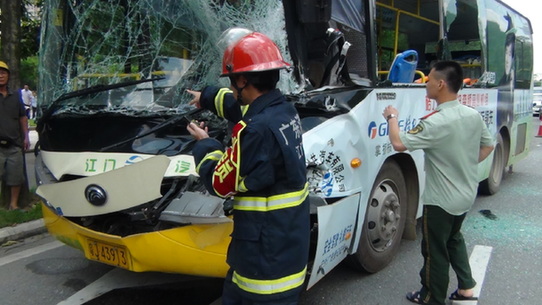 江门一辆公交车追尾造成乘客5人轻伤1人重伤
