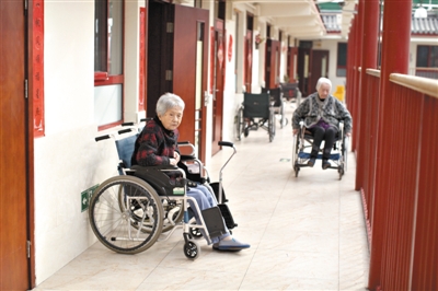 2013年3月9日，北京一家养老院，老人坐在轮椅上。资料图片/新京报记者 侯少卿 摄