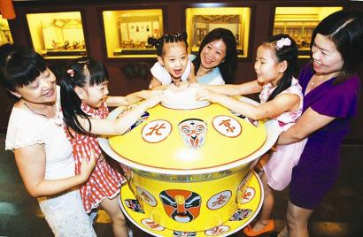 游客在北京老舍茶馆参观巨型盖碗(图)