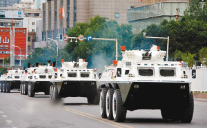 新疆武警部队反恐维稳誓师大会现场的装甲车